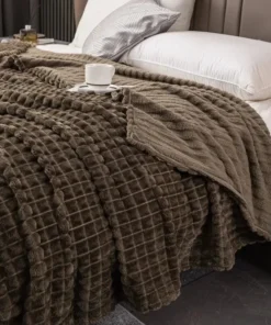 A Checked Milk Velvet Bed Blanket, Children, Adults, Warm Winter, Solid Color Durable, Sofa, Comfortable Soft Coral Velvet Quilt